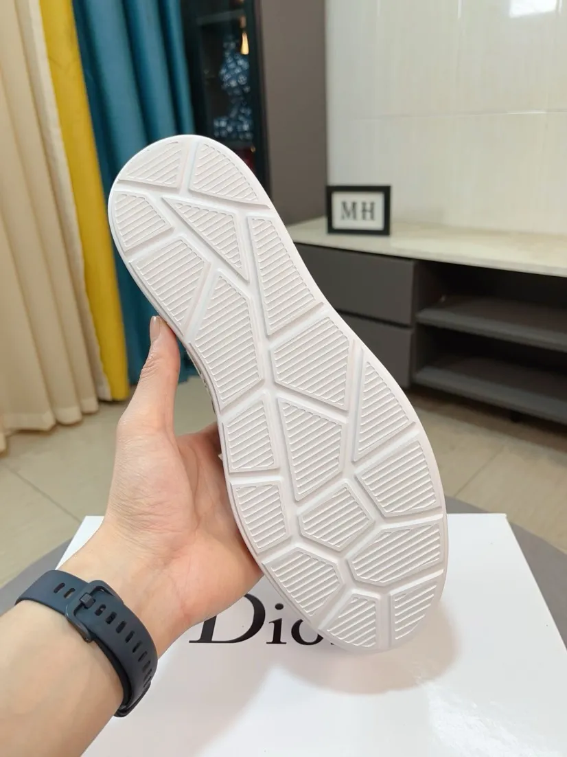 Men's men's shoes 💰380🌸🌸[Dior] 25ss new product B01 moral training shoes. The toe dimension design of the couple's style is a bit wider. The upper foot comfort is perfect. The threads are beautiful. Perfectly adaptable to trousers. Decorated with various classic details. It is an ideal choice for daily styling. Can be matched with various casual items to create exquisite looks. Fabric: top layer cowhide/lining sheepskin TPU original outsole Code number: 38-44, 45 customized
